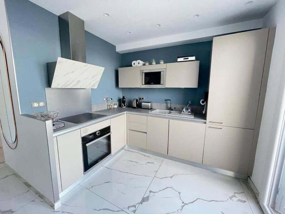 Beach Front, Superbe Appartement Pour 4 Personnes นีซ ภายนอก รูปภาพ