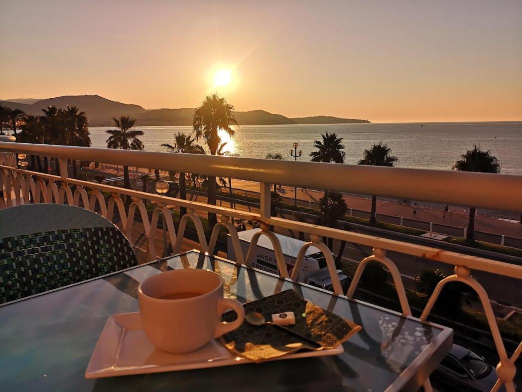 Beach Front, Superbe Appartement Pour 4 Personnes นีซ ภายนอก รูปภาพ