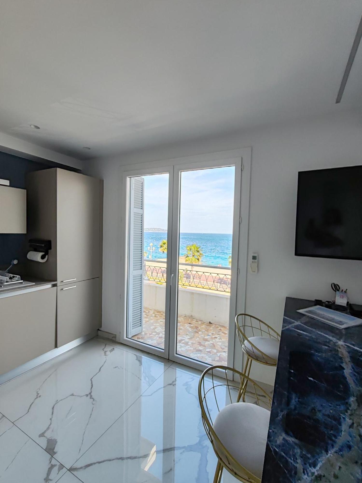 Beach Front, Superbe Appartement Pour 4 Personnes นีซ ภายนอก รูปภาพ